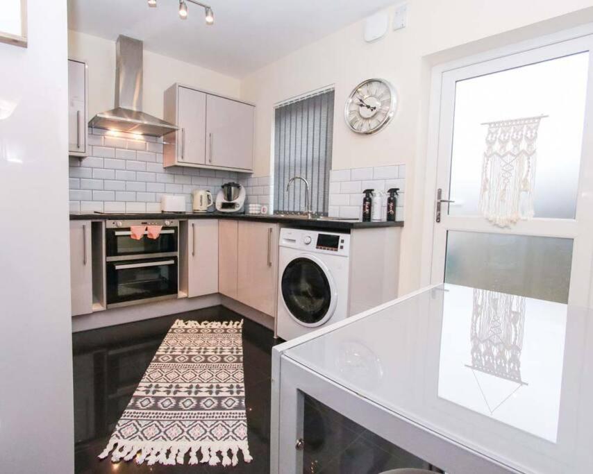 No25-Luxe Living Guest House- 2 Bed-Wifi-Free Parking-City- Beach Swansea Exterior photo