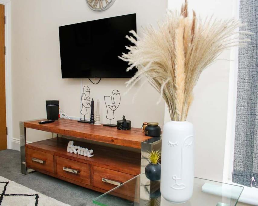 No25-Luxe Living Guest House- 2 Bed-Wifi-Free Parking-City- Beach Swansea Exterior photo