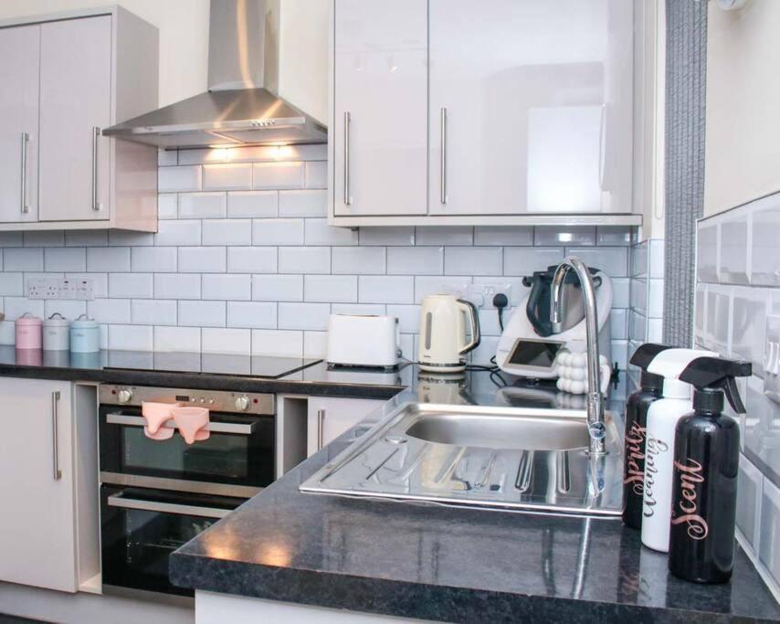 No25-Luxe Living Guest House- 2 Bed-Wifi-Free Parking-City- Beach Swansea Exterior photo